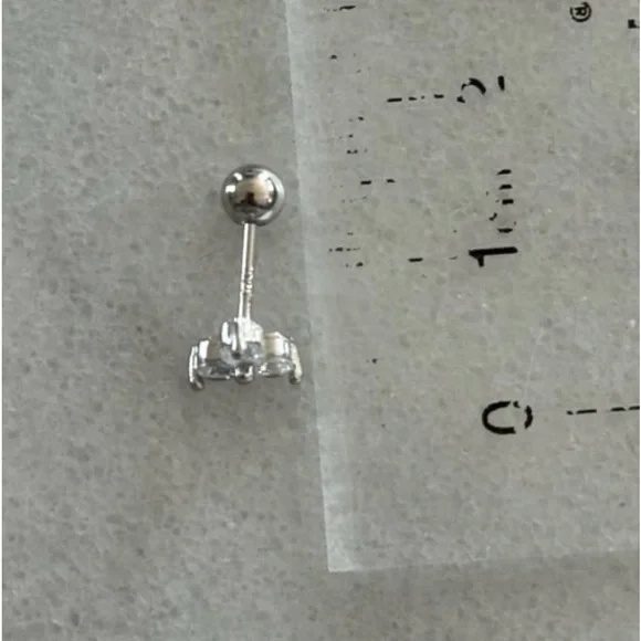 Sterling Silver Crystal Flower 3 Prong Cartilage Earring 

Brand New - Picture 4 of 4